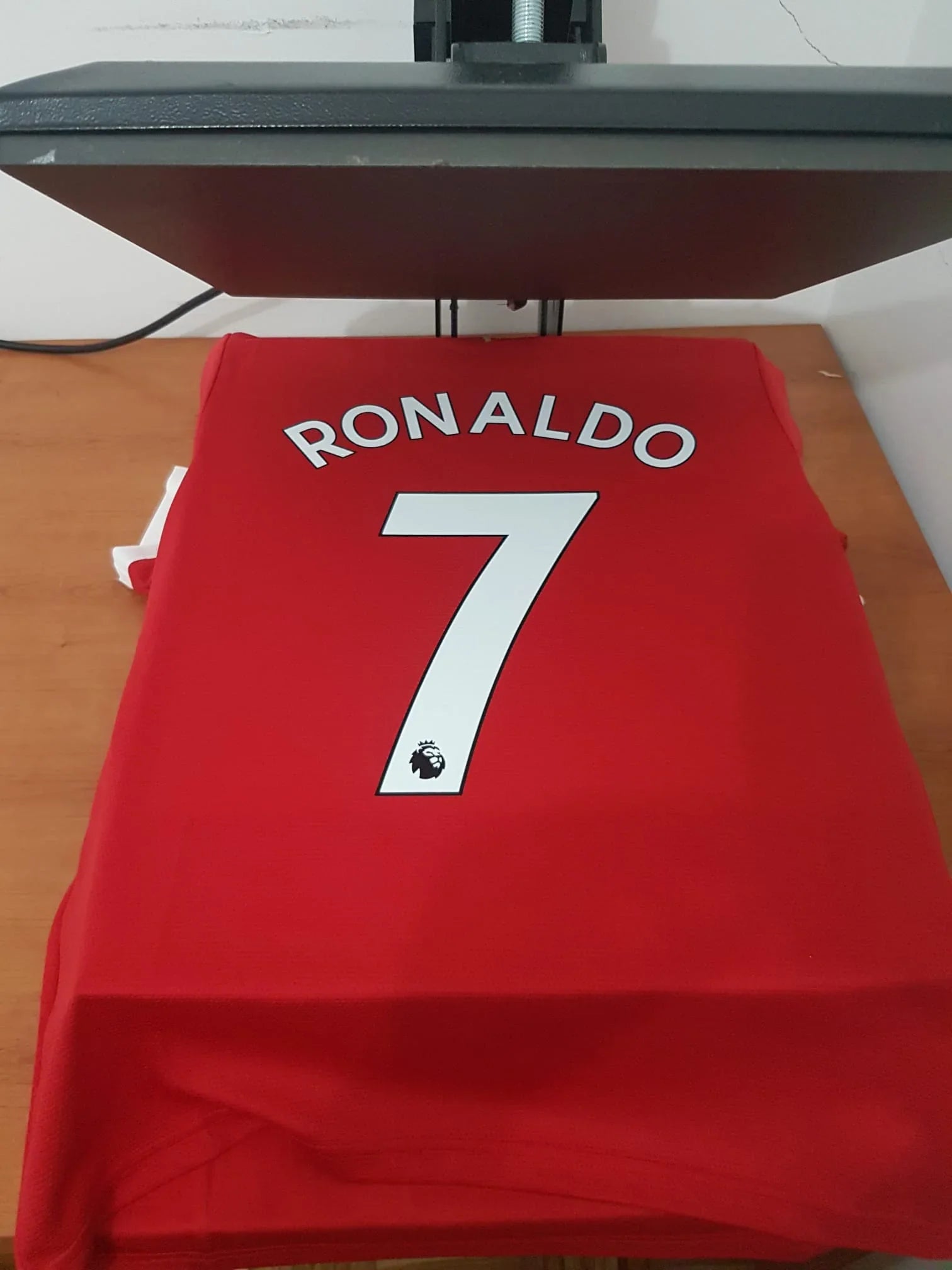 Detalhe das costas da camisola do Manchester United com a personalização oficial RONALDO 7