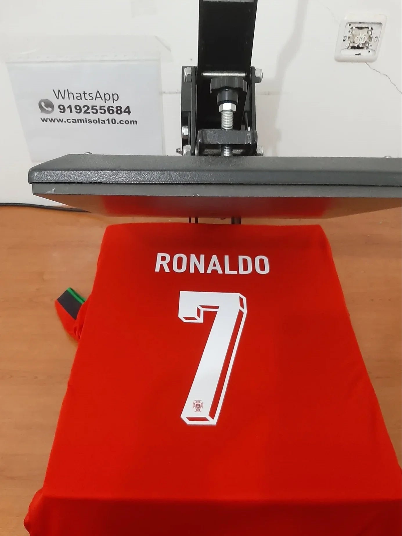 Exemplo de personalização nas costas da camisola de Portugal 2024: RONALDO 7 