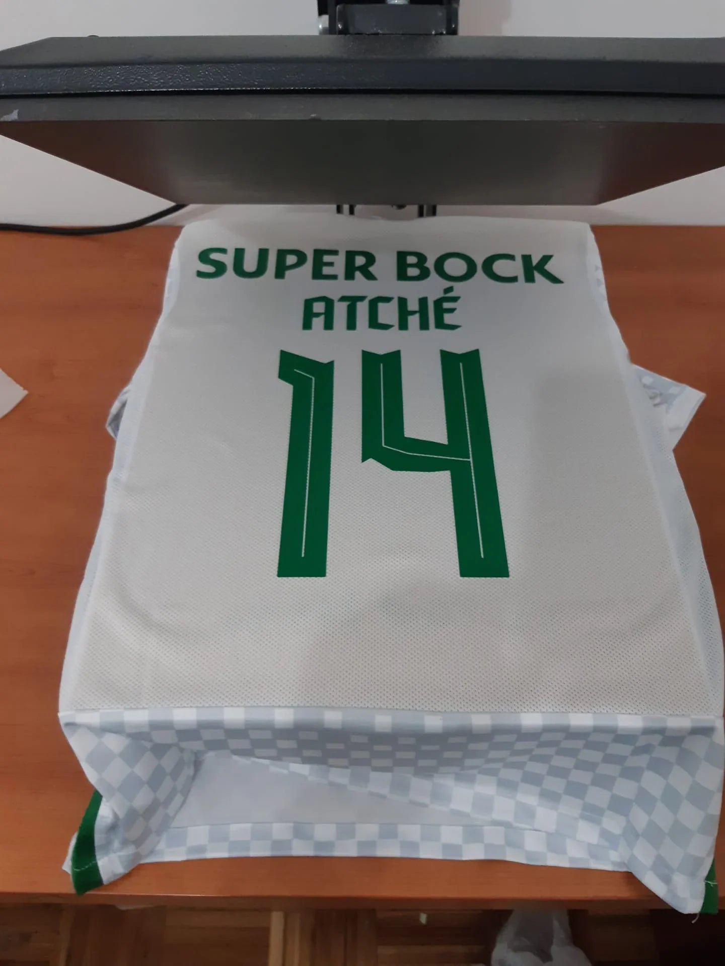 exemplo de personalização nas costas da camisola do Sporting 22/23 