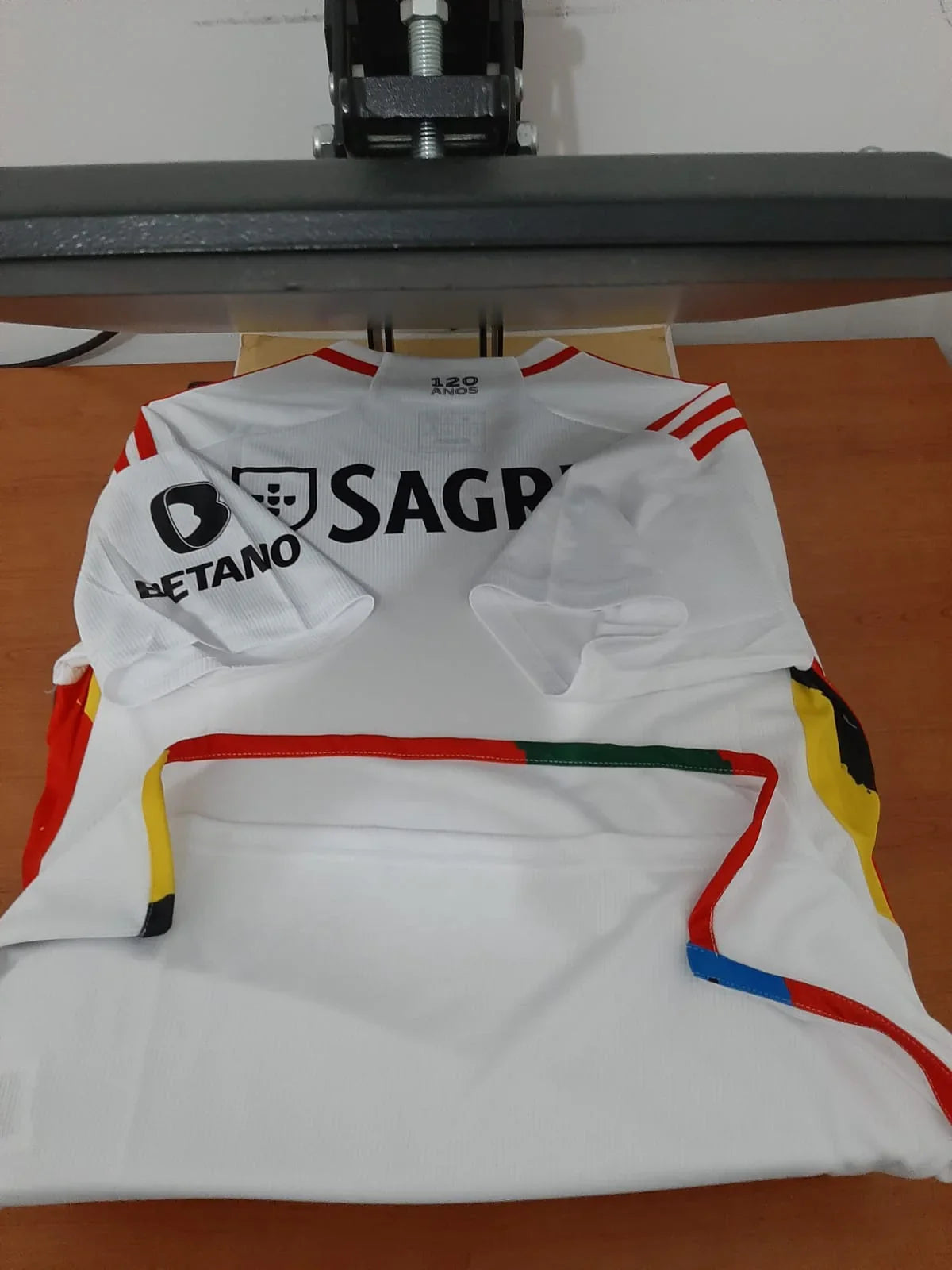 Detalhe das riscas multicoloridas laterais da camisola alternativa branca do Benfica 23/24