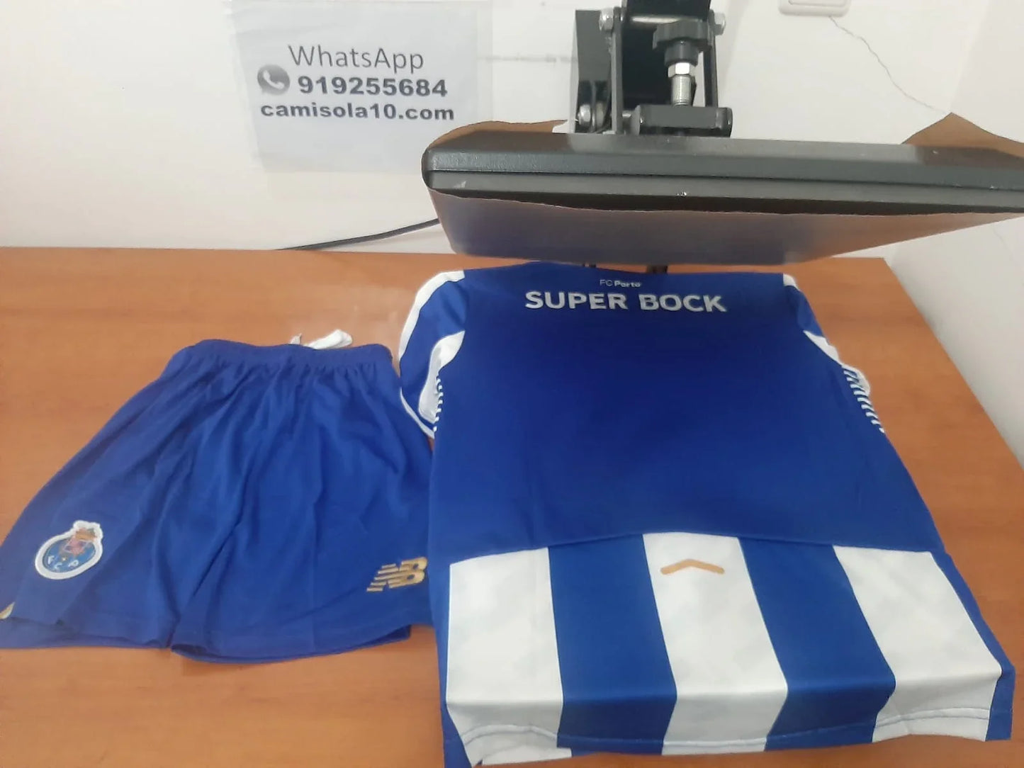 Vista das costas da camisola de criança do FC Porto 25/26 com o patrocínio Super Bock.