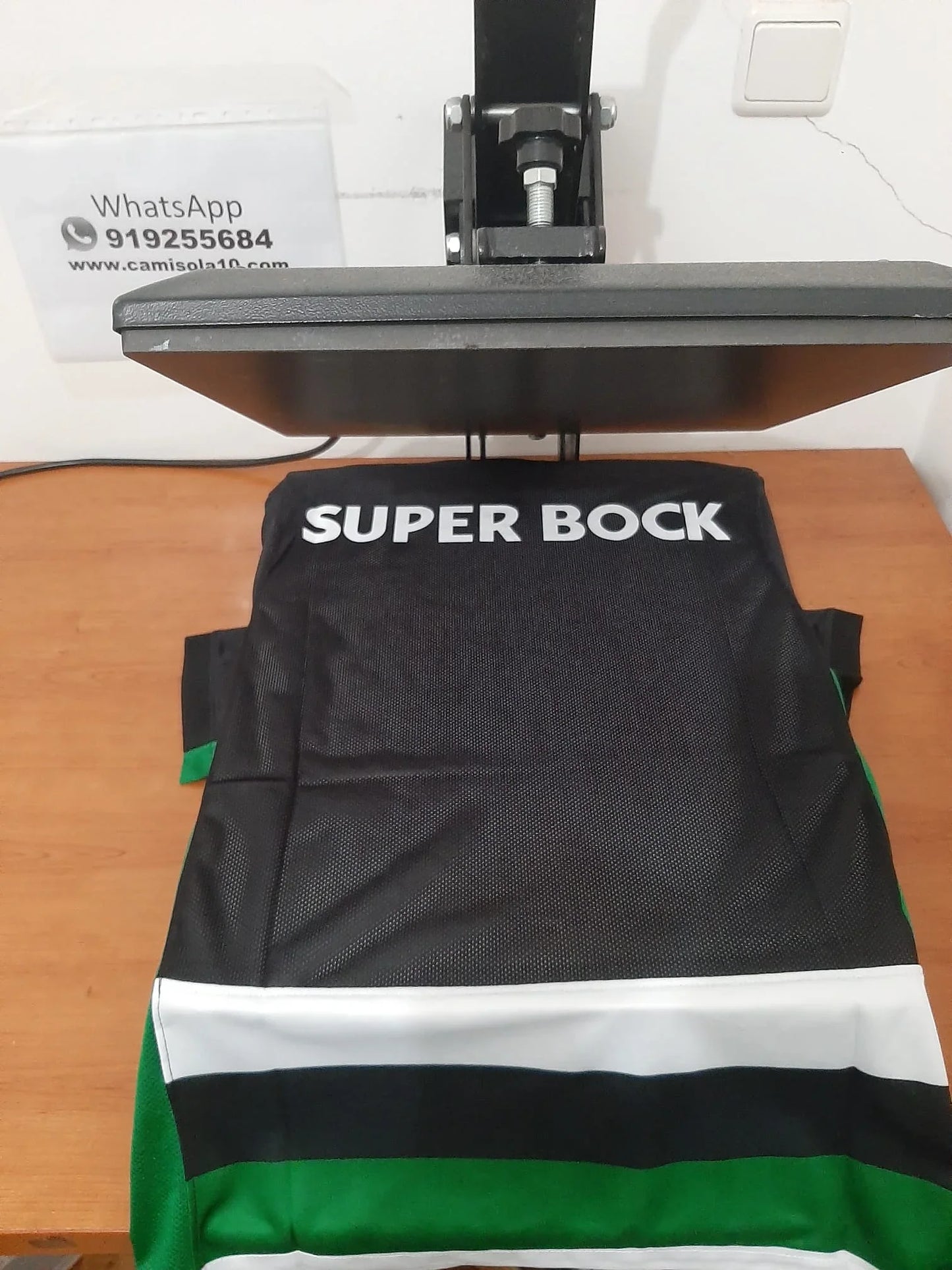 Detalhe das costas da camisola principal do Sporting 24/25 com o patrocínio Super Bock.