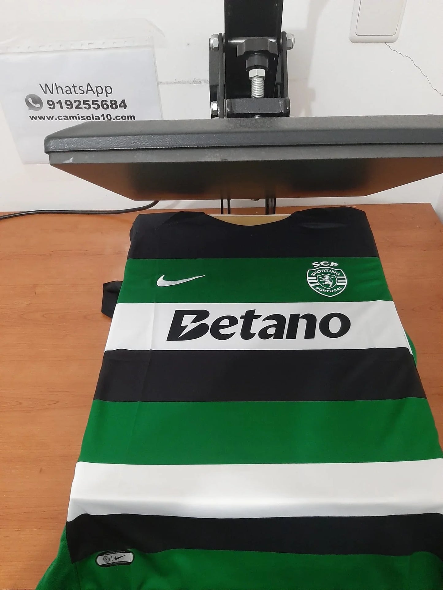 Pormenor frontal da camisola do Sporting 2024/2025 com o patrocínio Betano.
