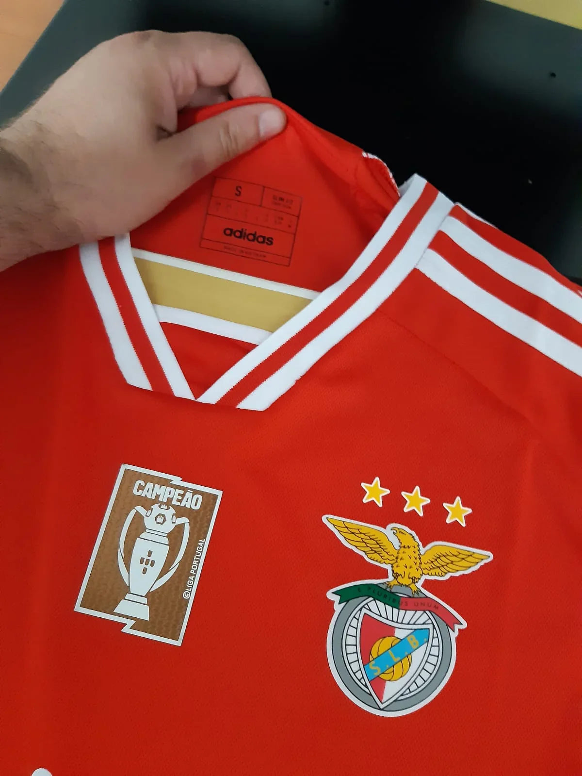 Detalhe da gola e emblema comemorativo dos 120 anos na Camisola Principal do SL Benfica 23/24