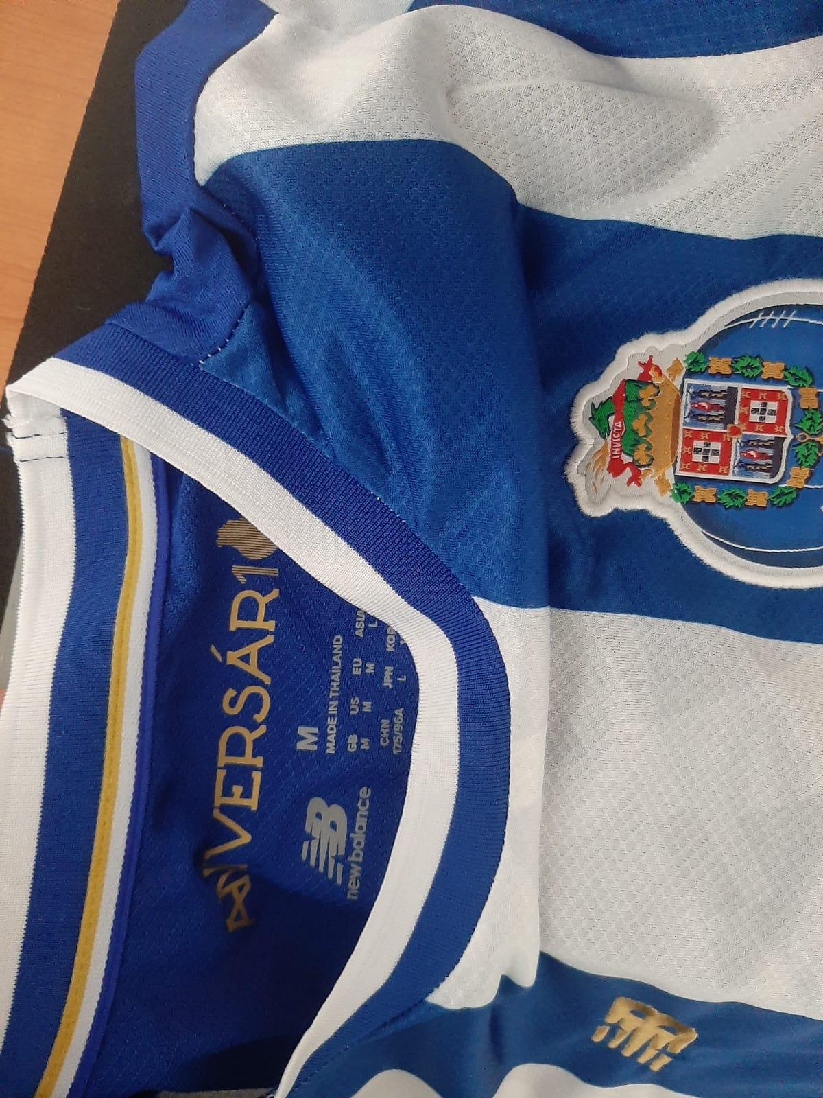 Pormenor da gola e do emblema do FC Porto na camisola principal 2025/2026 tecido premium e acabamentos de alta qualidade