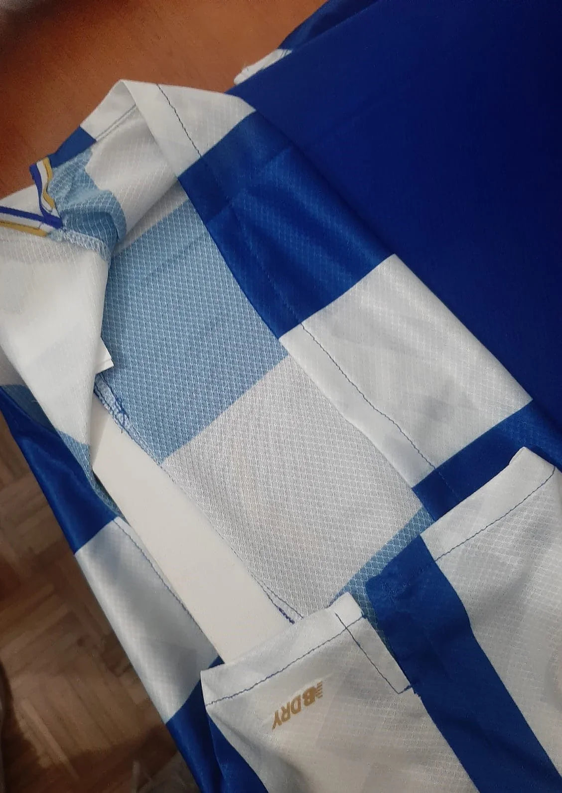 Close-up do tecido técnico respirável da camisola principal FC Porto 2025/2026, mostrando padrão e qualidade superior do material.