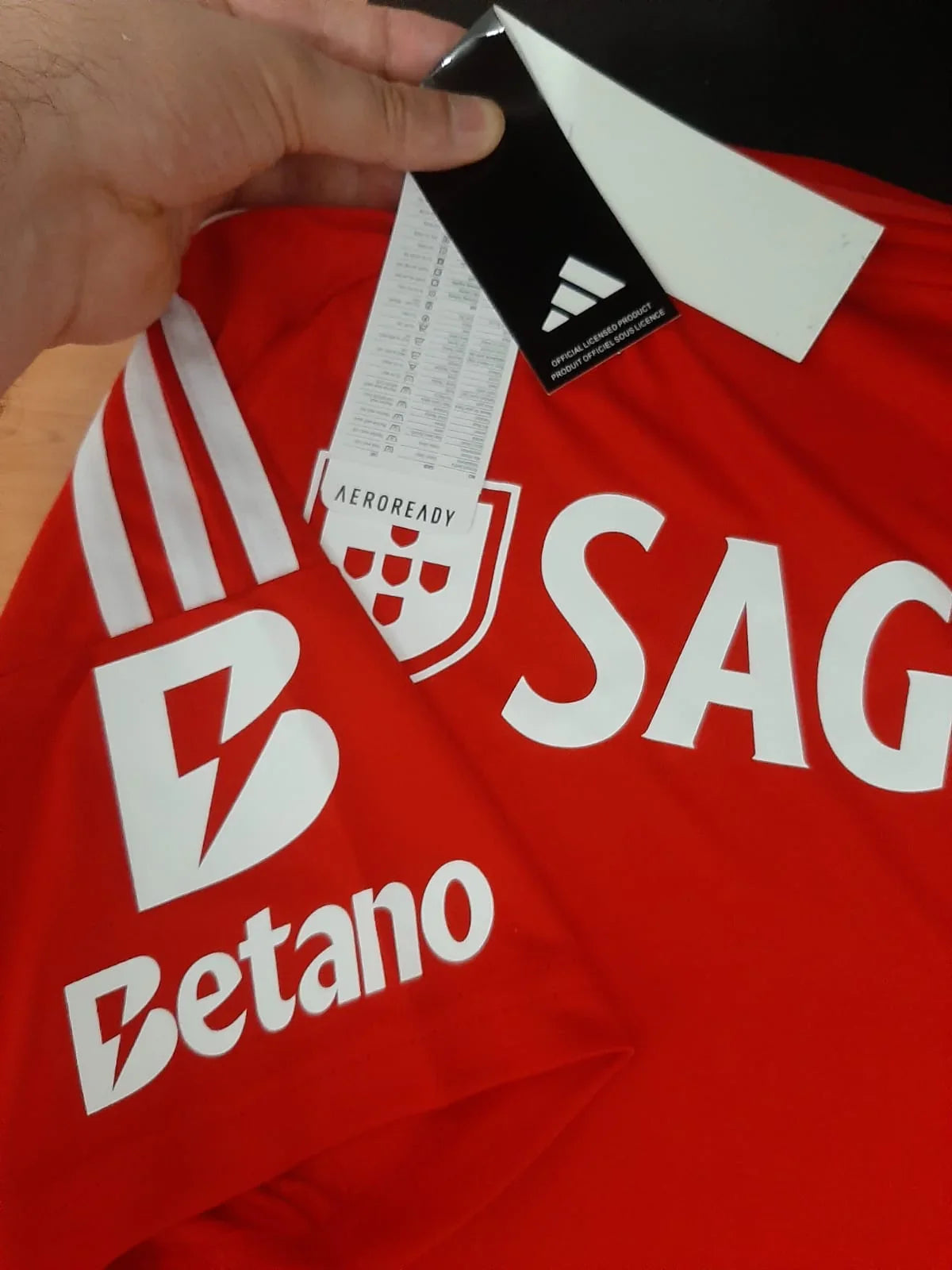 Detalhe  dee qualidade da camisola do Benfica época 24/25.