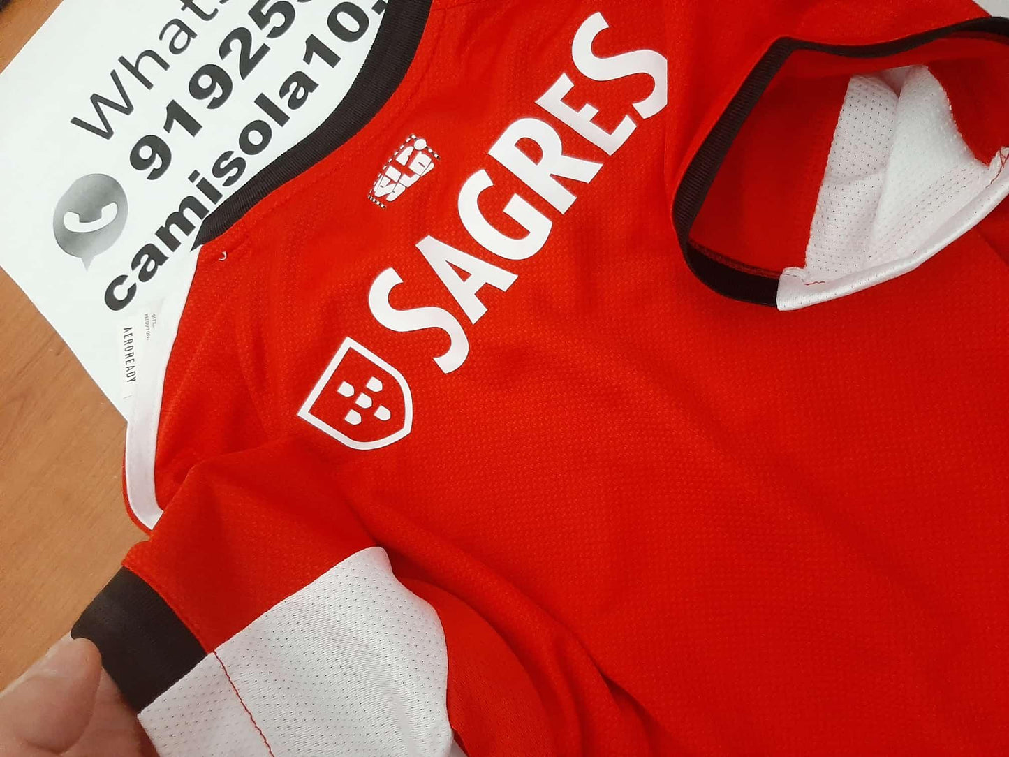 detalhe do tecido de qualidade do Kit de criança Principal SL Benfica 25/26  Camisola 10 | Camisolas de futebol para adulto e criança, entregas em 2 a 3 dias 