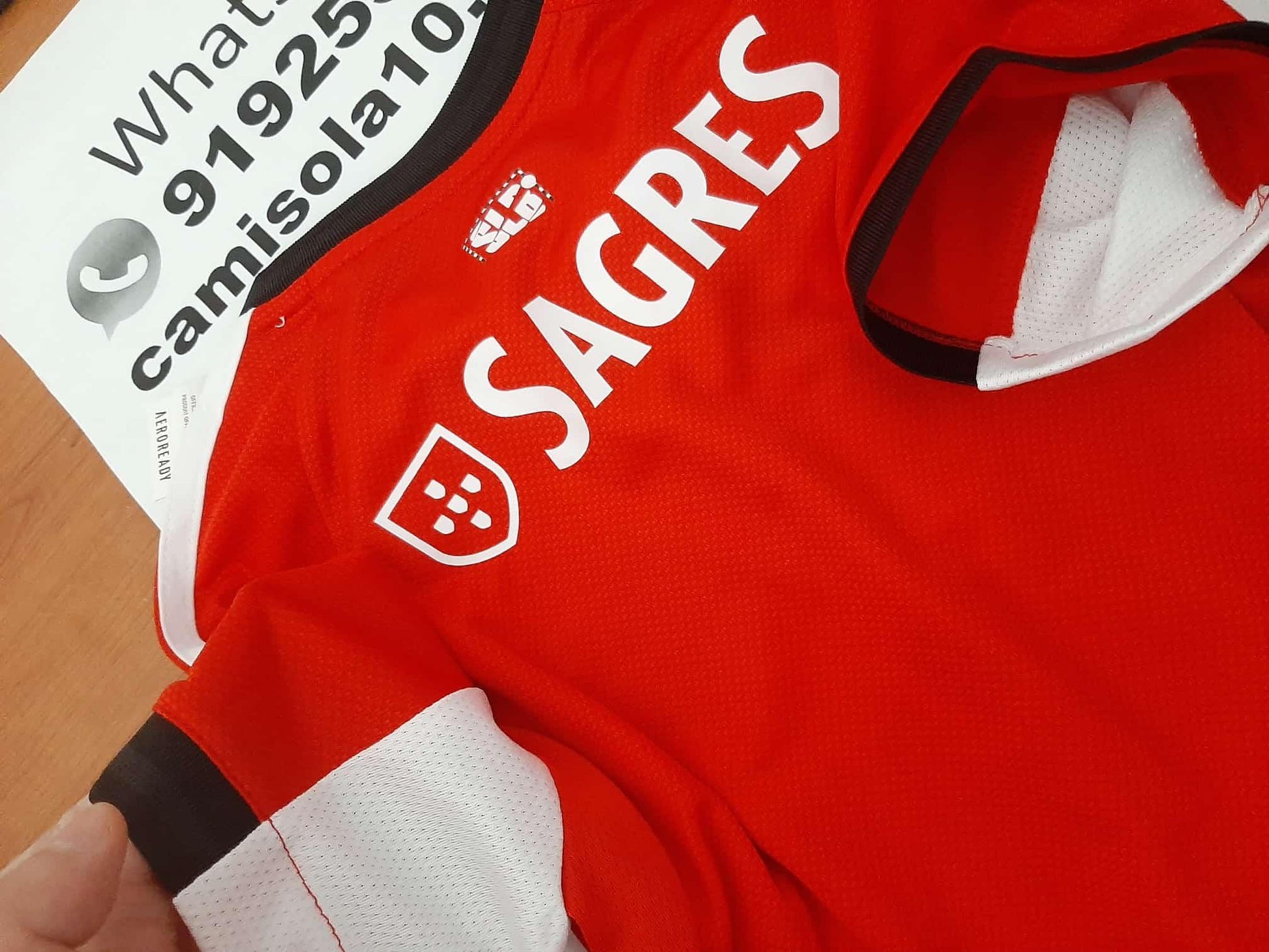 detalhe do tecido de qualidade do Kit de criança Principal SL Benfica 25/26  Camisola 10 | Camisolas de futebol para adulto e criança, entregas em 2 a 3 dias 