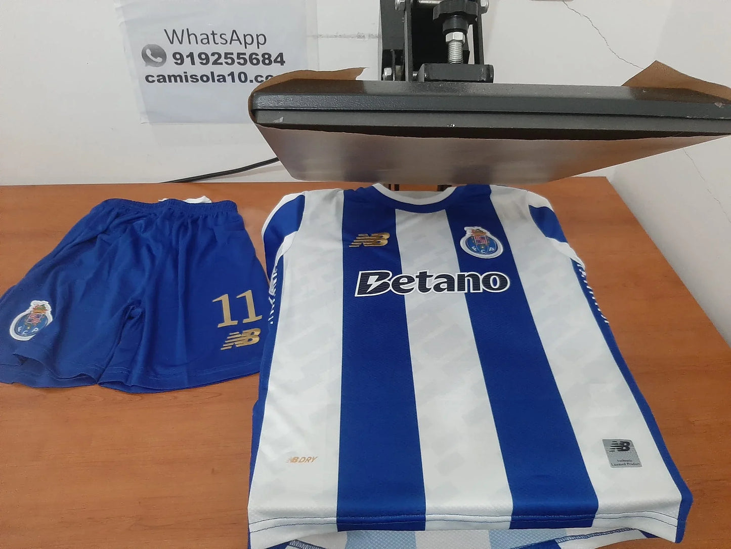 Vista frontal do kit infantil do FC Porto época 2025/2026 com patrocínio Betano.