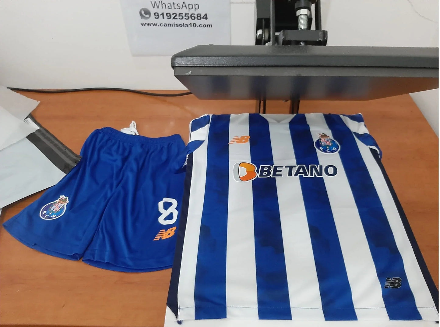 conjunto de de criança Principal FC porto 24/25 personalizado, vista frontal. Camisola 10 | Camisolas de futebol para adulto e criança, entregas em 2 a 3 dias 