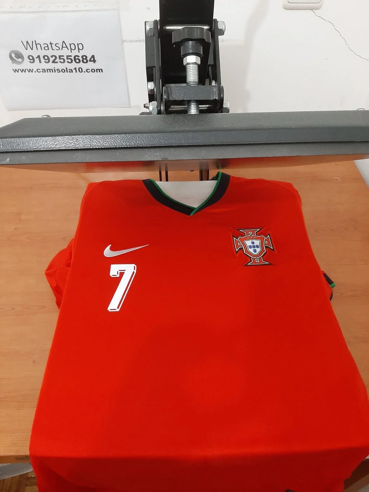 Frente da camisola principal de Portugal 2024 com o número 7 do Ronaldo na prensa de estampagem. 