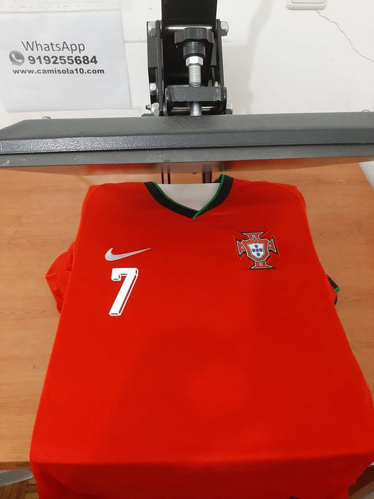 Frente da camisola principal de Portugal 2024 com o número 7 do Ronaldo na prensa de estampagem. 