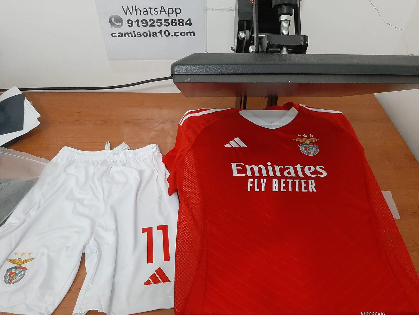 Kit de criança principal SL Benfica 24/25 na prensa térmica para personalização na loja Camisola10.