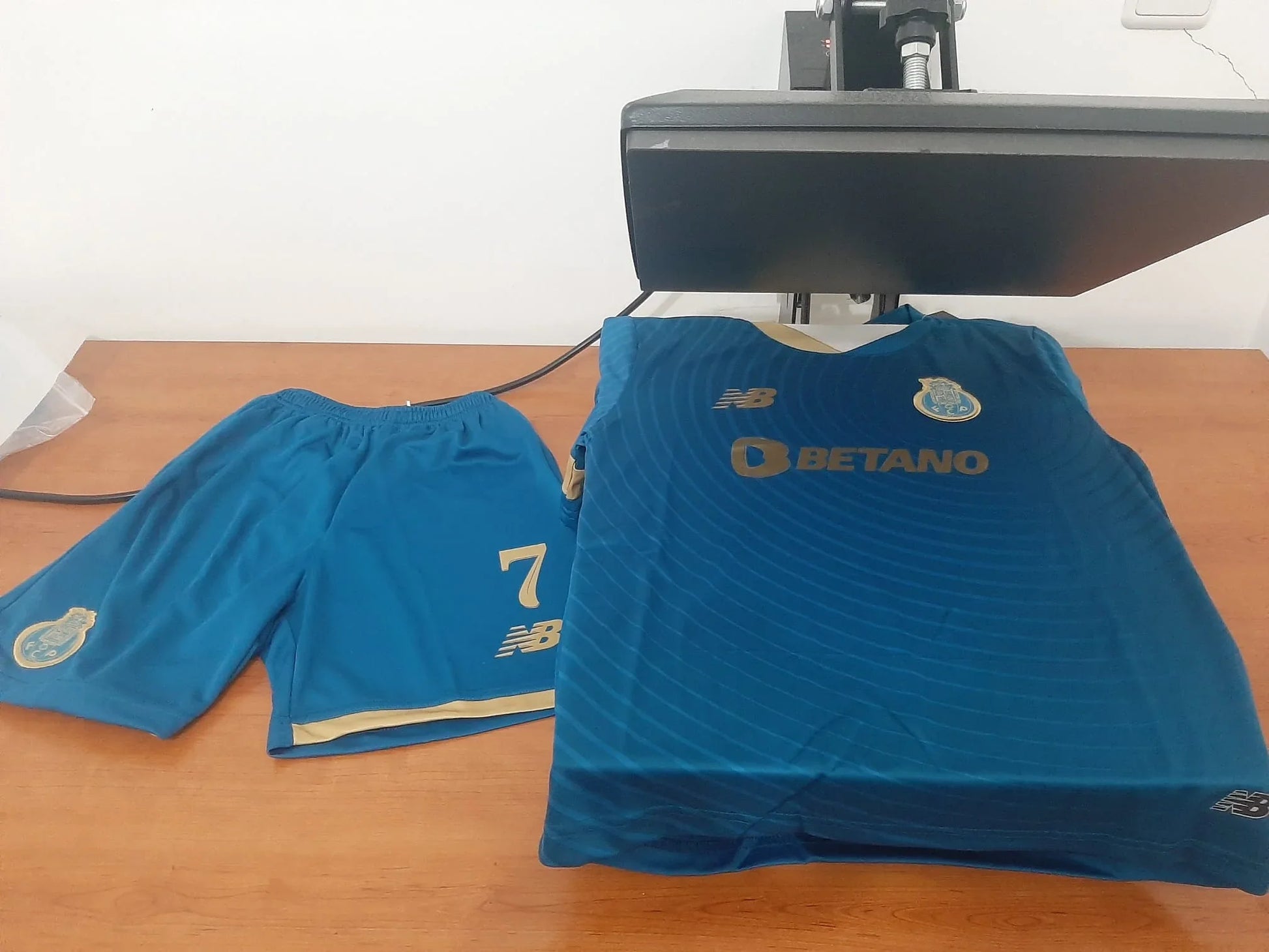 Kit de criança completo (camisola e calções) do 3º equipamento azul do FC Porto 23/24 na prensa de estampagem 