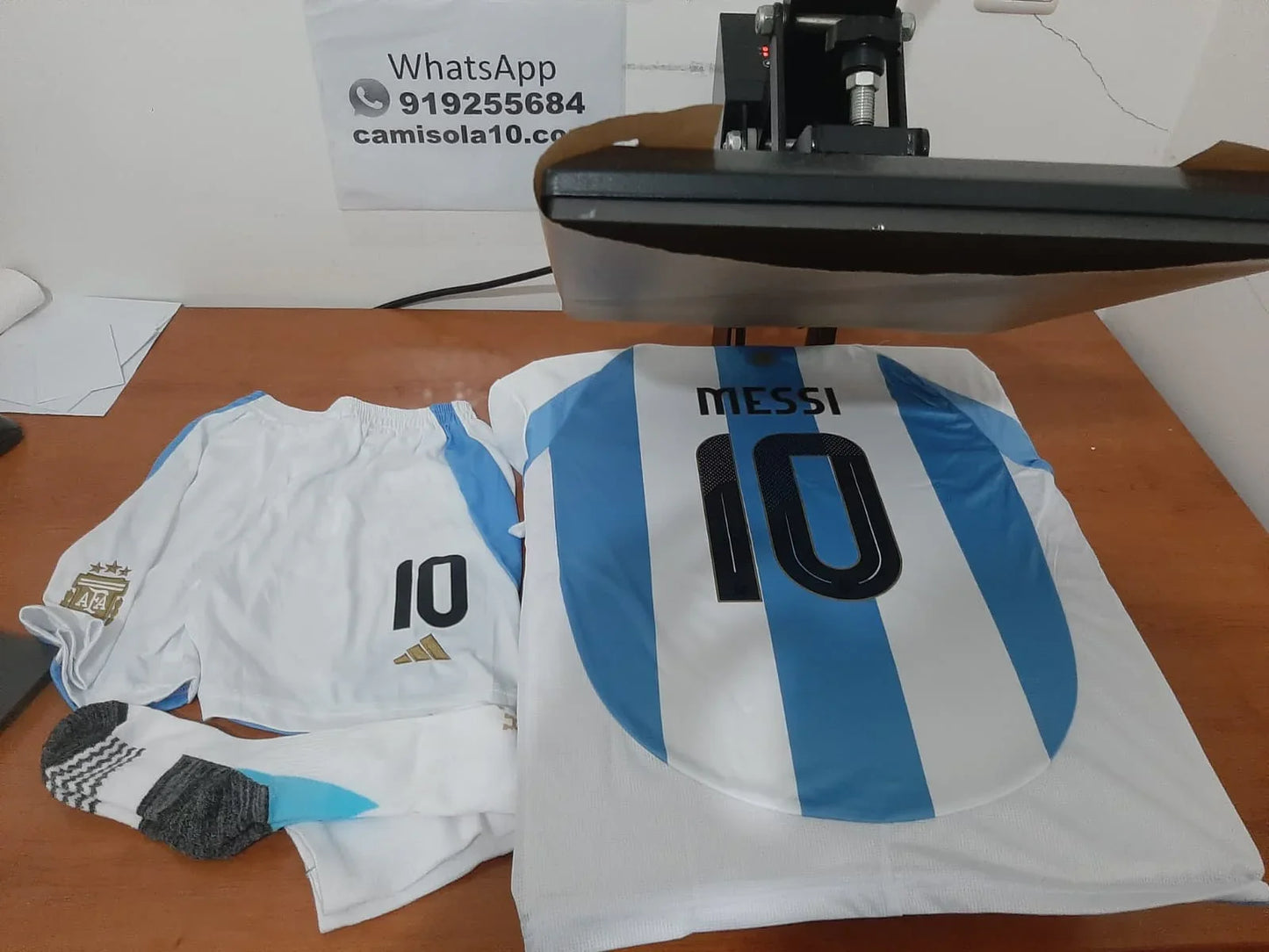 Costas da camisola da Argentina de criança com nome Messi e número 10 - Detalhe na prensa. Ultima unidade 9-10 anos
