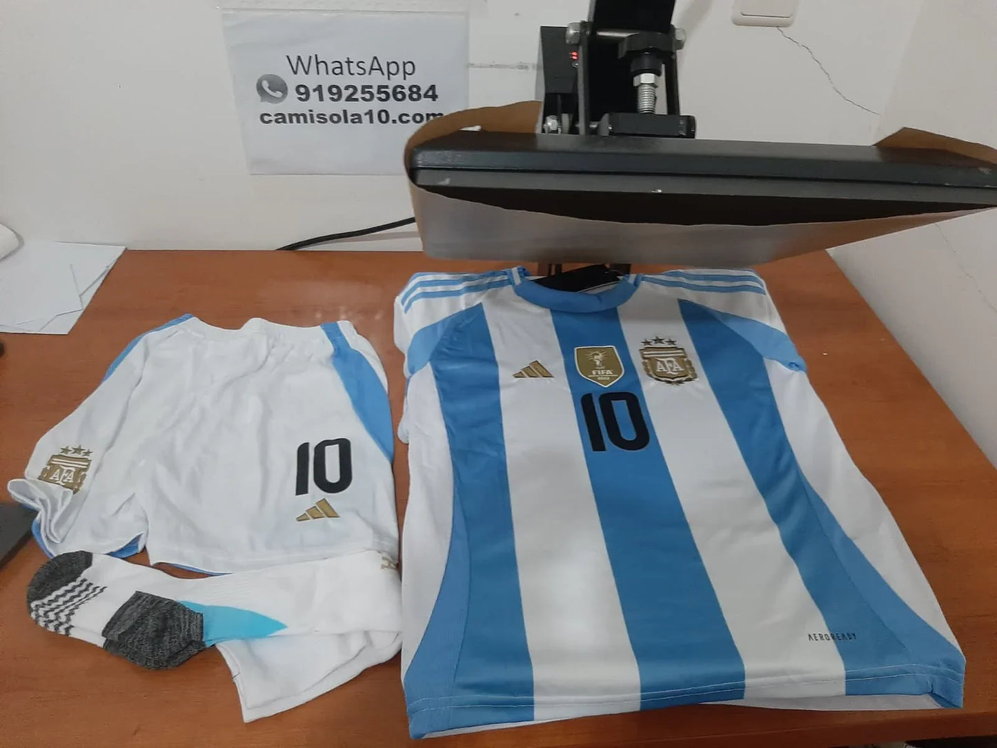 Frente do Kit de criança Argentina Messi com camisola, calções e meias - Tamanho 9-10 anos