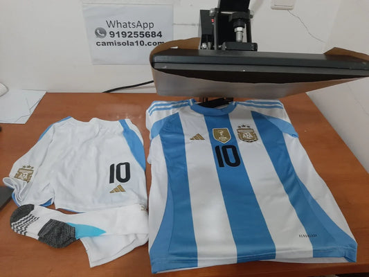 Frente do Kit de criança Argentina Messi com camisola, calções e meias - Tamanho 9-10 anos