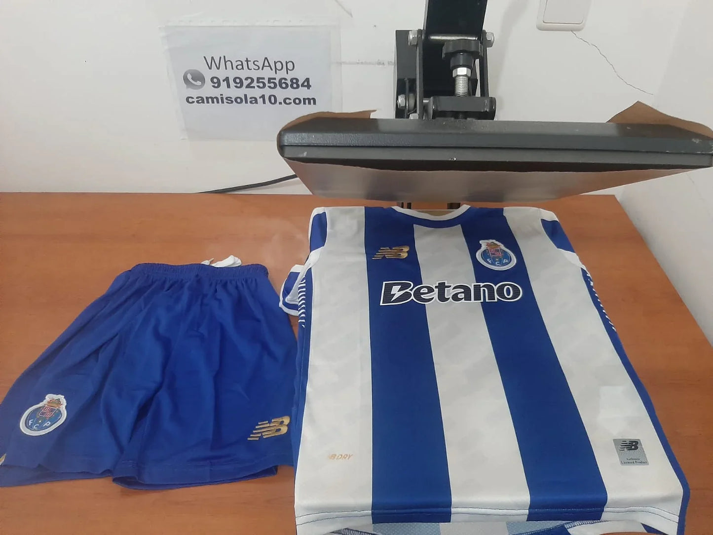 Conjunto completo de criança (camisola e calções) principal do FC Porto 25/26 na prensa de personalização