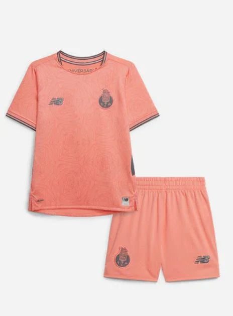 Frente do kit de criança alternativo rosa do FC Porto 25/26 com camisola e calções