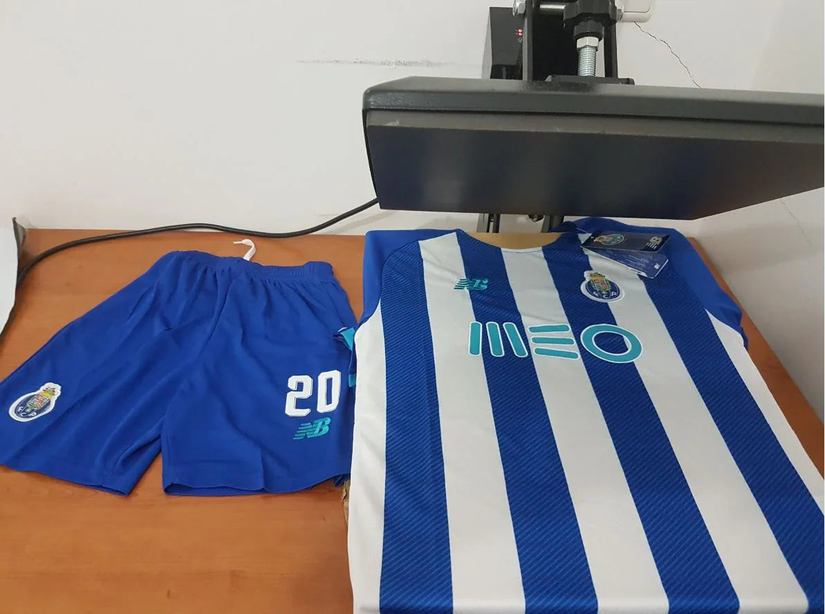 Kit de criança principal do FC Porto época 21/22 com camisola azul e branca e calções