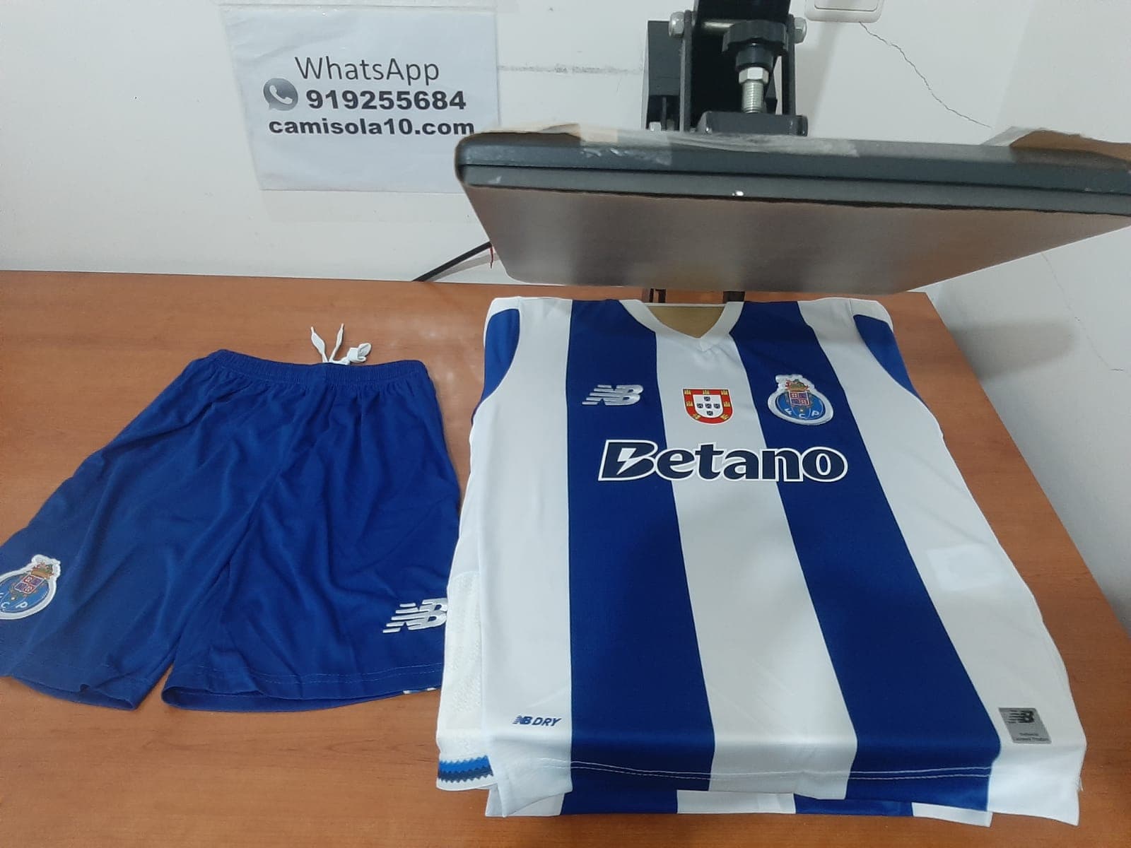 Kit de criança principal do FC Porto 26/27 completo com camisola azul e branca e calções azuis na prensa térmica | Badge das quinas