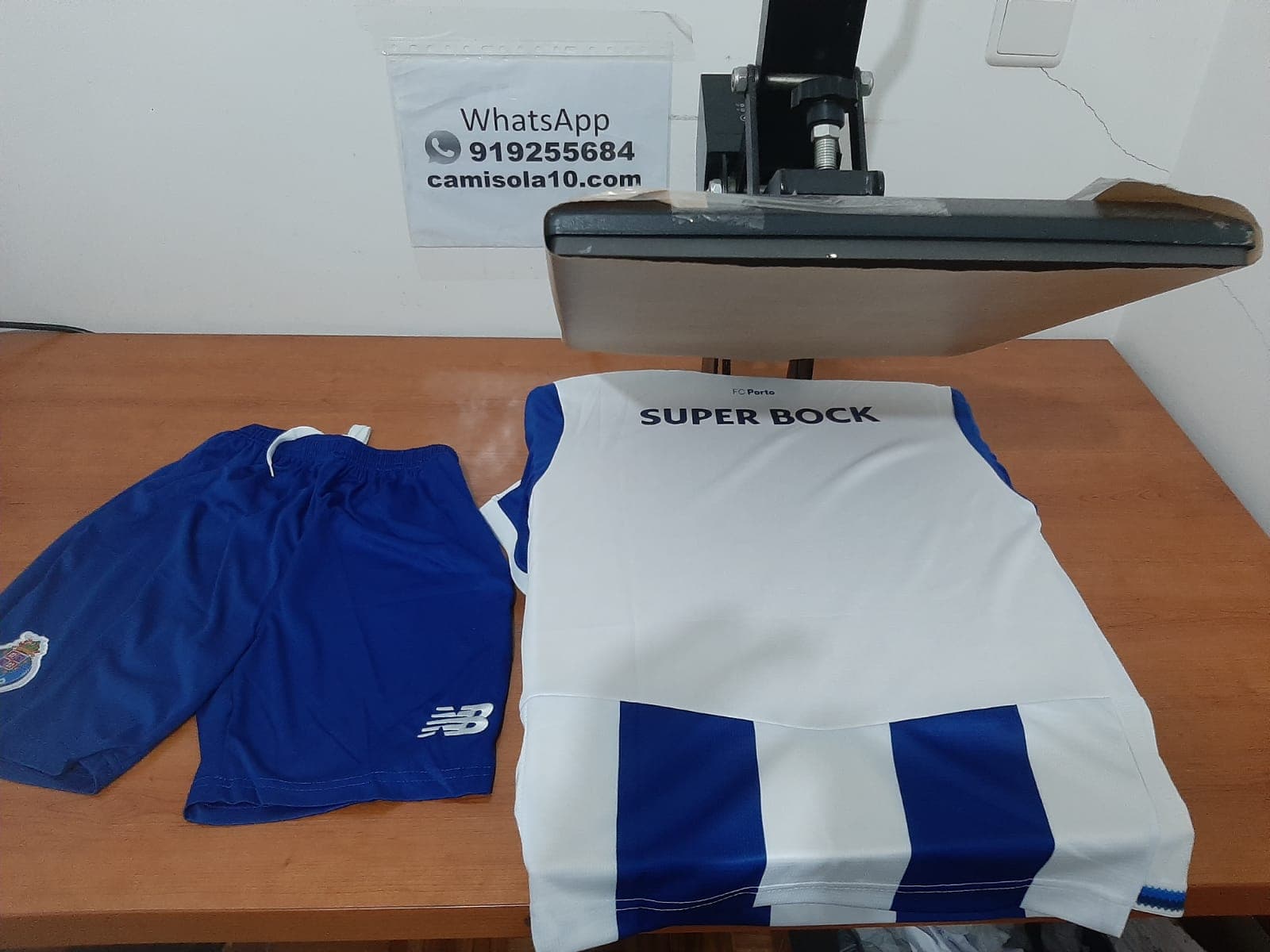 Costas do equipamento de criança do FC Porto 26/27 com o patrocínio Super Bock e espaço para personalização.