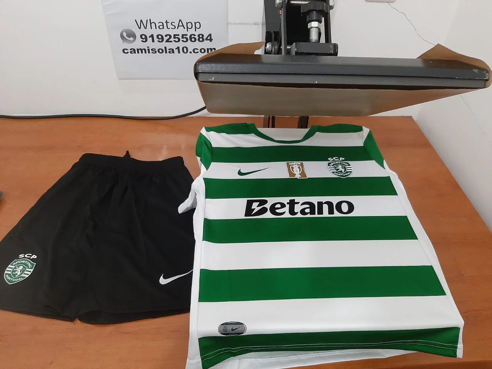 Equipamento Sporting CP 2025/26 de criança com com badge de campeão, inclui camisola listada verde e branca e calções pretos