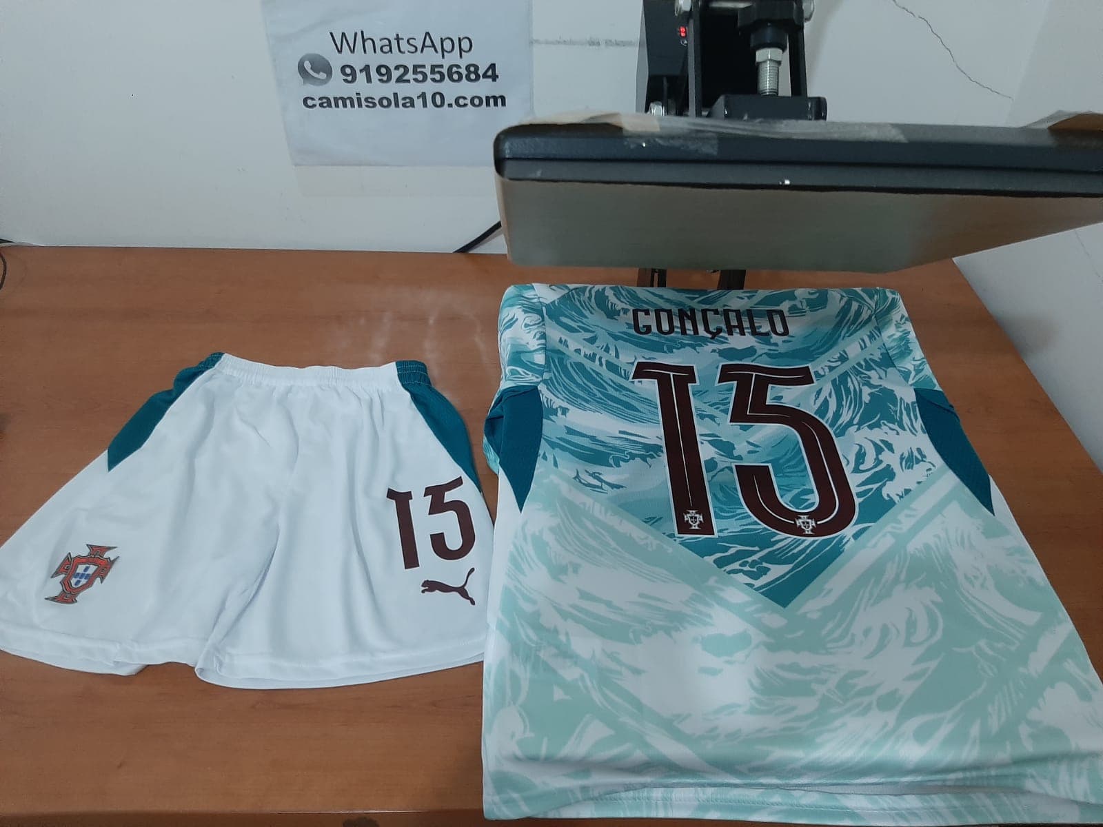 Conjunto infantil alternativo de Portugal 2026 personalizado com o nome Gonçalo e o número 15, exibindo a qualidade da estampagem