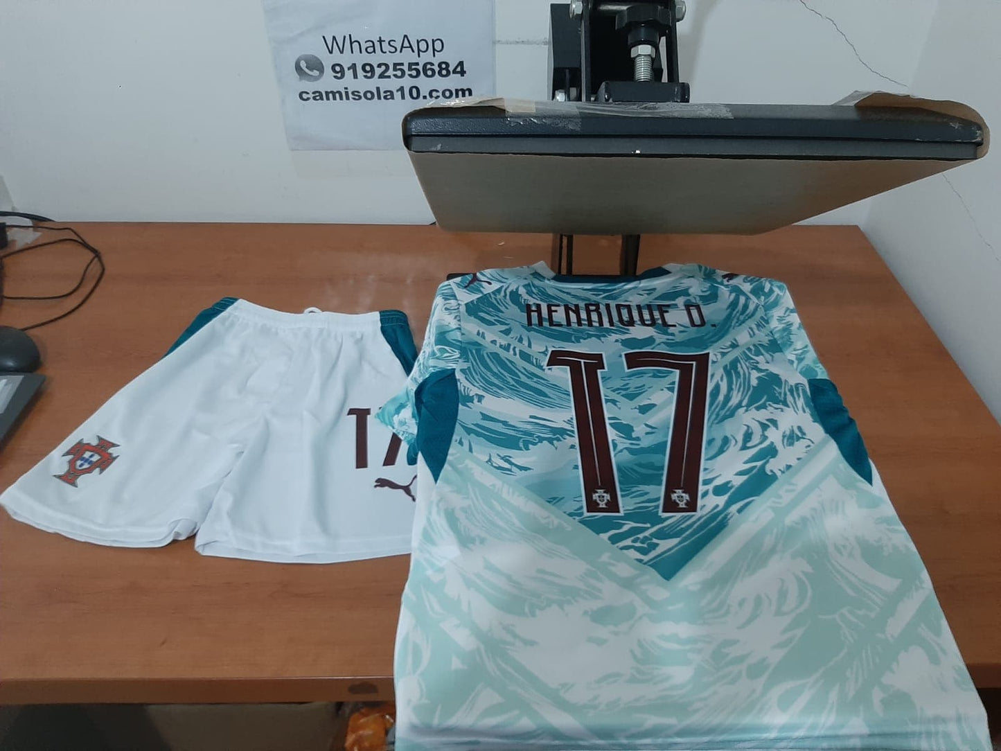 "Exemplo de personalização do kit de criança alternativo de Portugal 2026 com o nome do jogador "Henrique D." e o número 17