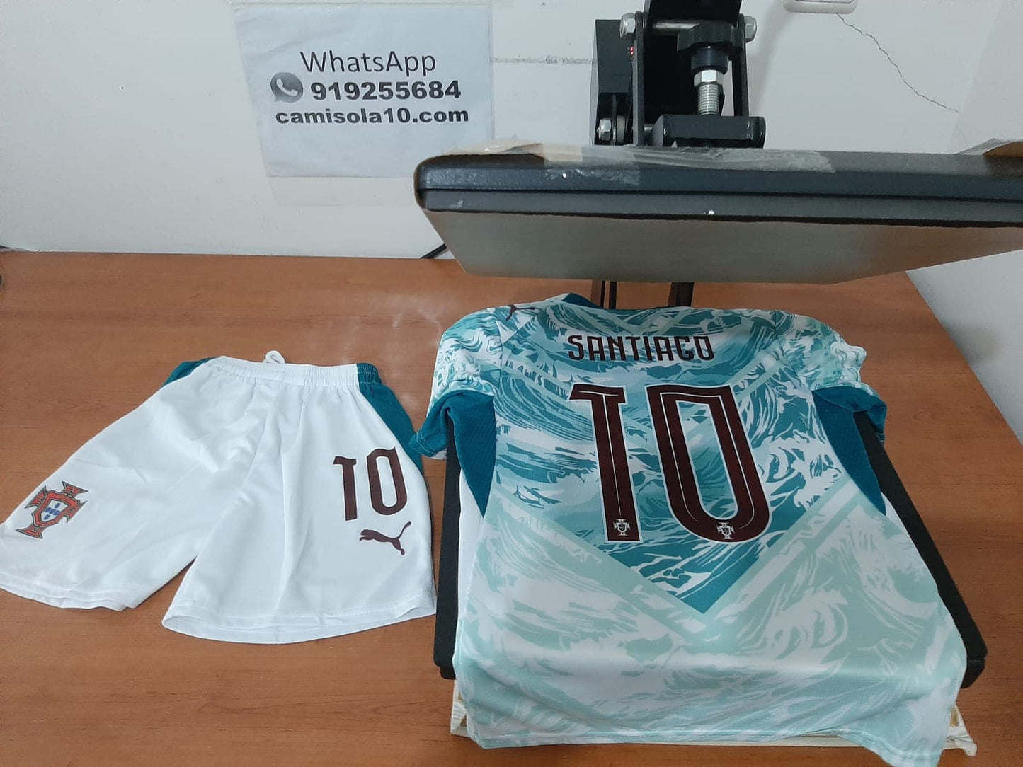 Costas do equipamento infantil alternativo de Portugal 2026 com personalização do nome santiago e número 10 na prensa térmica