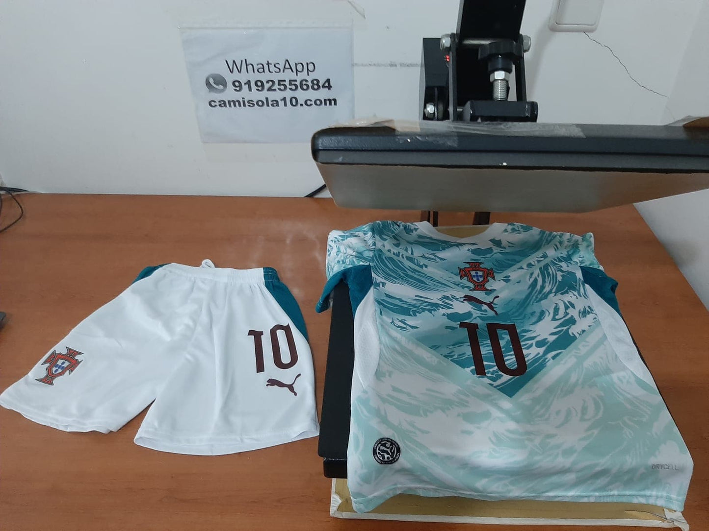 Kit de criança alternativo de Portugal 2026 com camisola branca e verde-mar e calções brancos com o número 10
