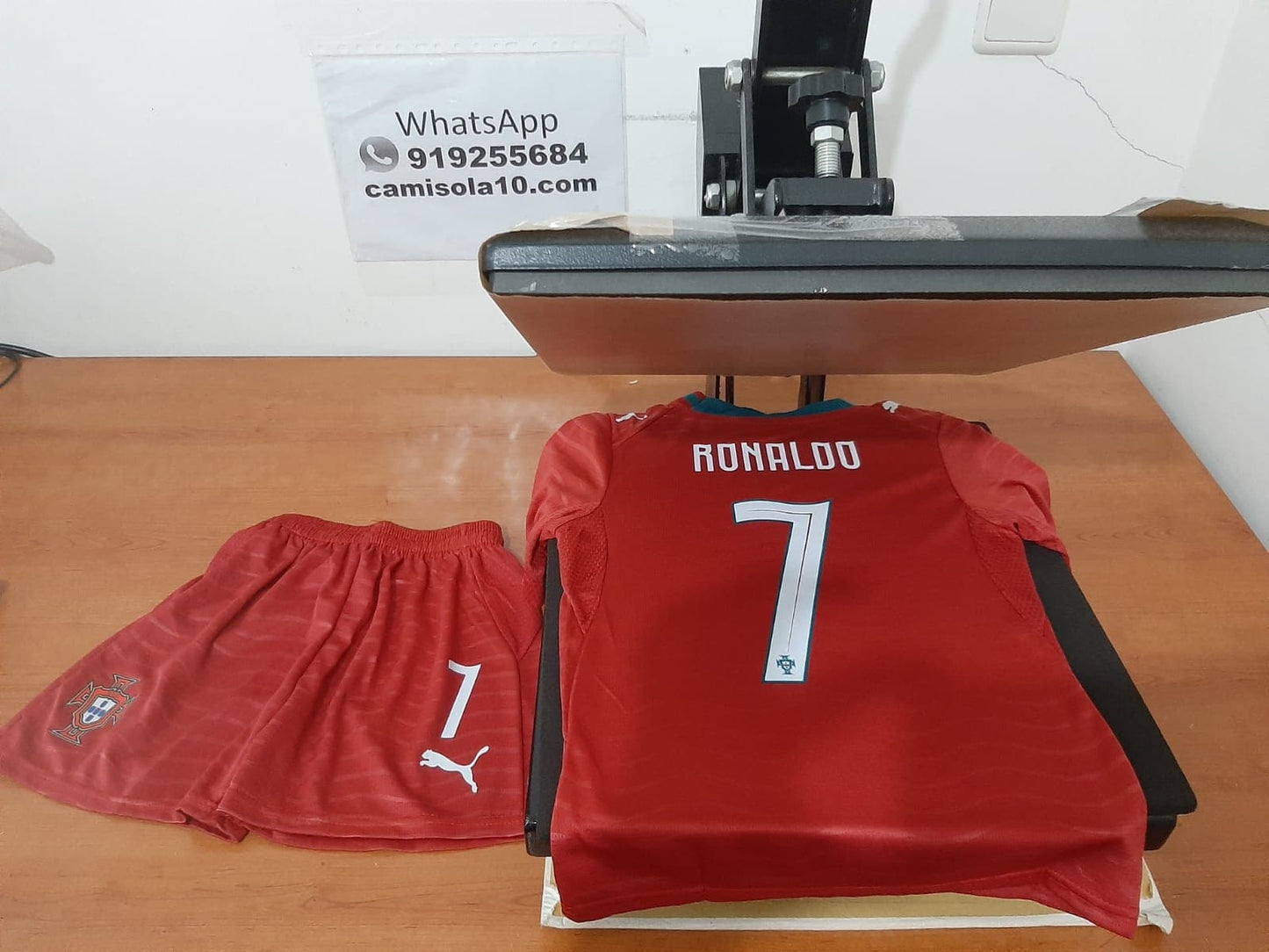 Costas do equipamento infantil principal de Portugal 2026 com personalização premium do nome Ronaldo e número 7 na prensa térmica