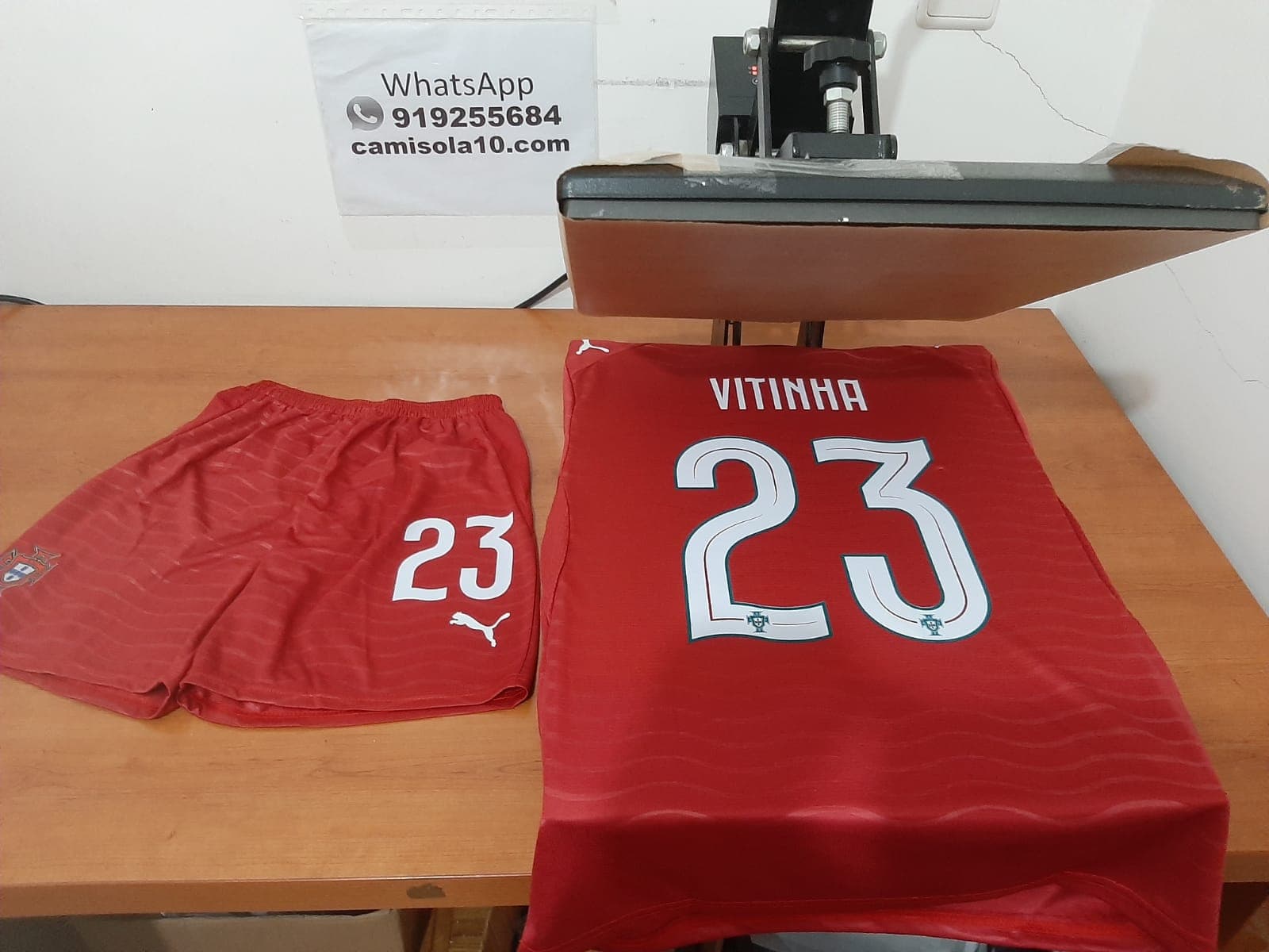 Conjunto infantil principal de Portugal 2026 personalizado com o nome Vitinha e o número 23, exibindo os detalhes reais da estampagem