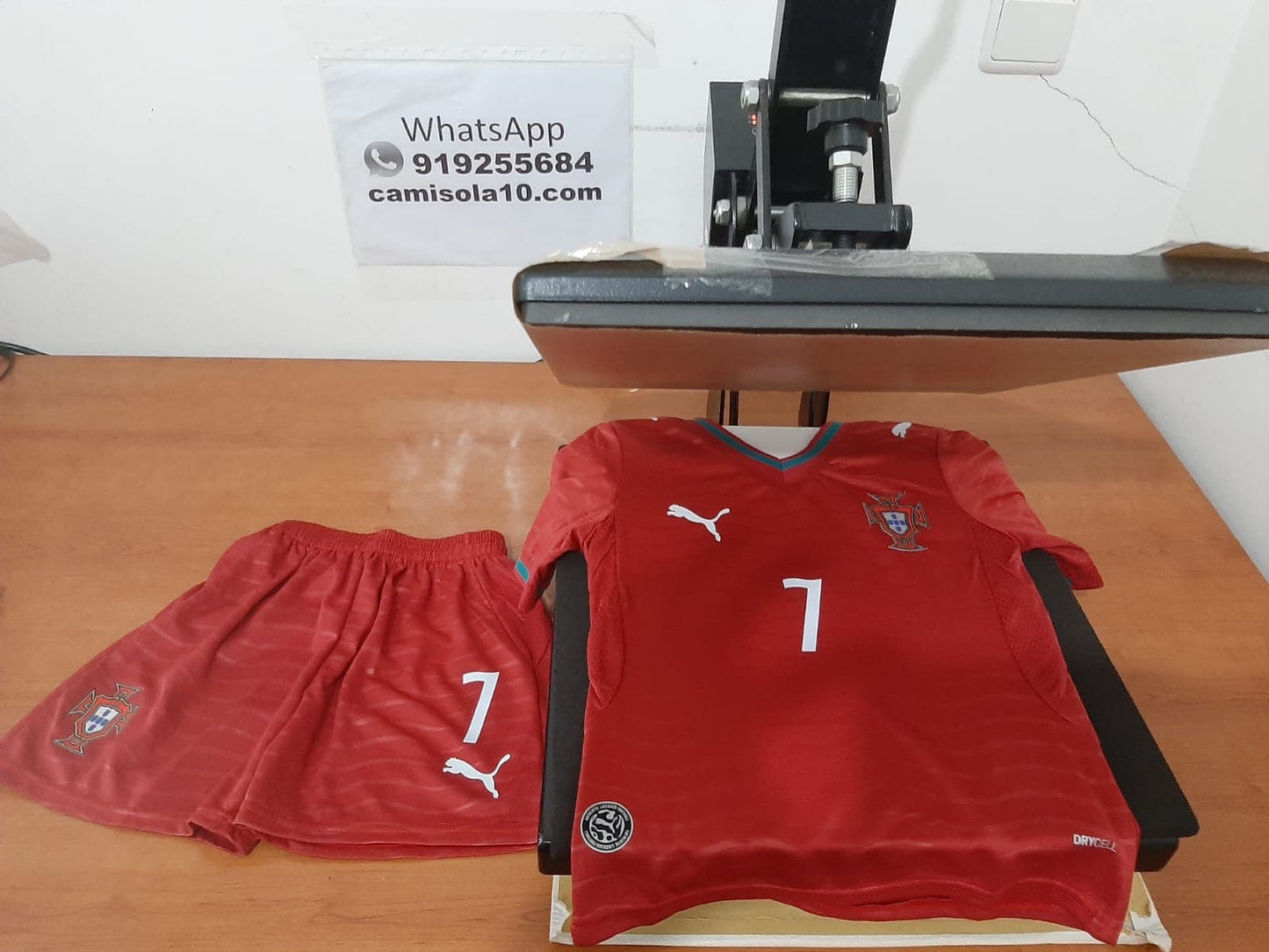 Kit de criança principal de Portugal 2026 com camisola e calções vermelhos com o número 7 estampado na frente