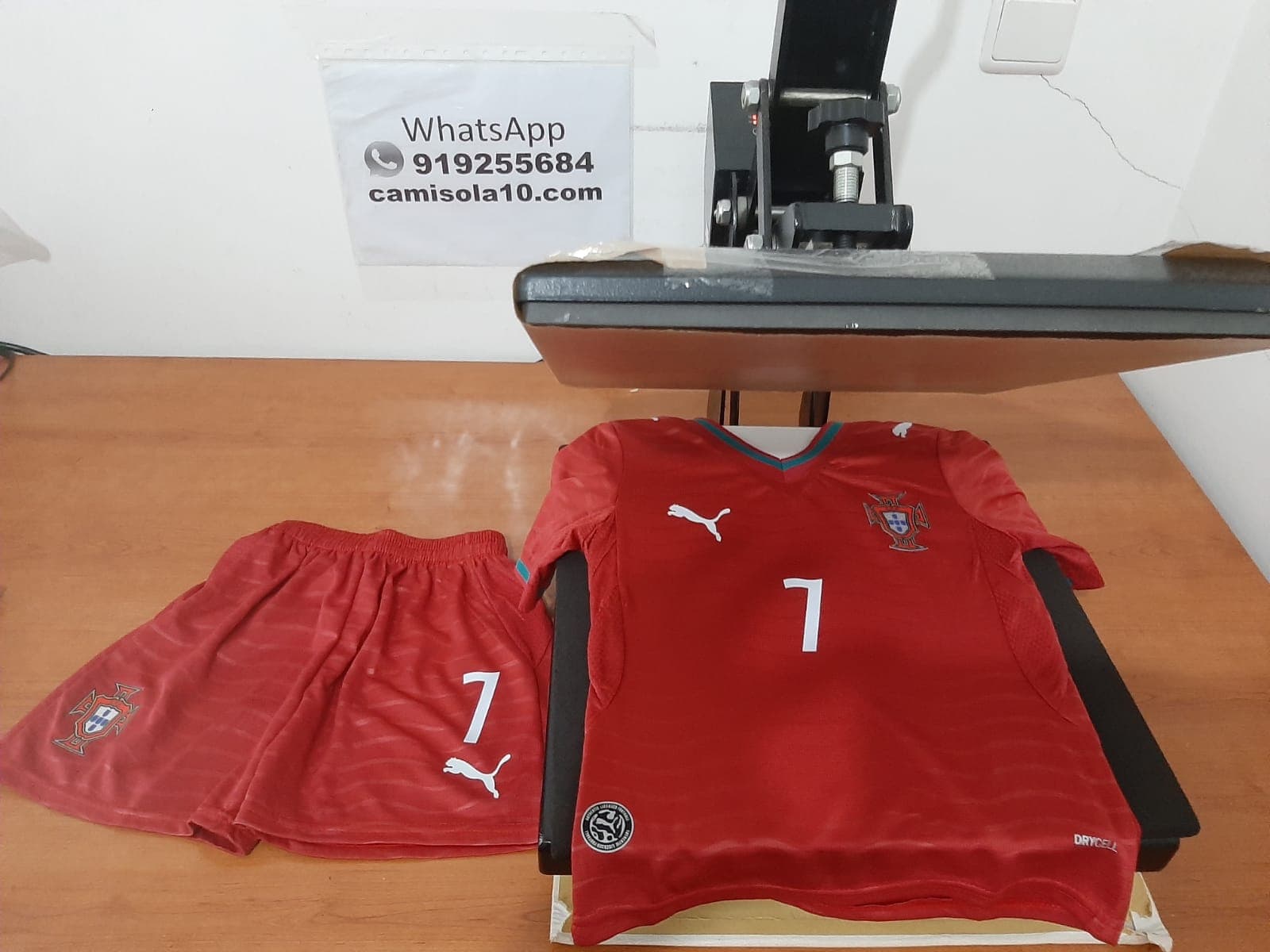 Kit de criança principal de Portugal 2026 com camisola e calções vermelhos com o número 7 estampado na frente