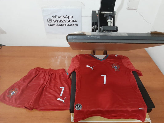 Kit de criança principal de Portugal 2026 com camisola e calções vermelhos com o número 7 estampado na frente