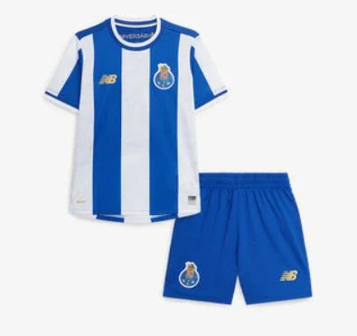 Foto de catálogo do conjunto de criança do FC Porto para a época 2025/2026.