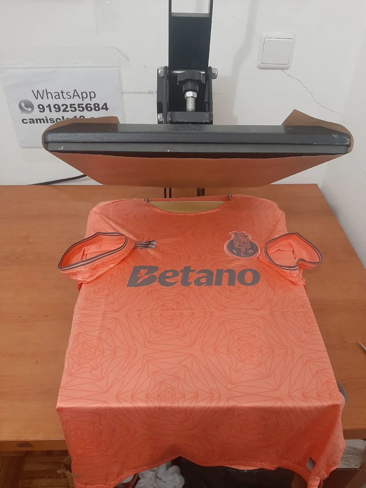 Camisola alternativa rosa do FC Porto época 25/26 com patrocínio Betano
