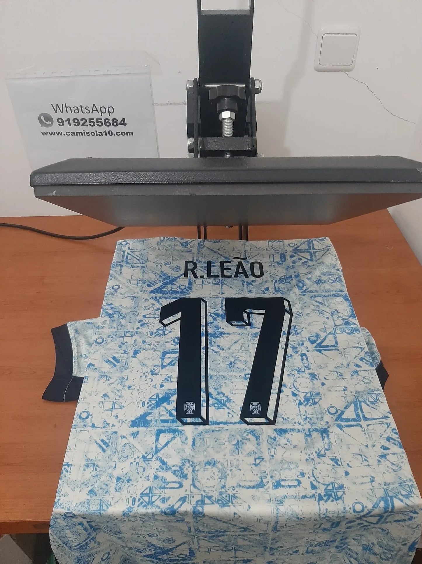 Exemplo de personalização nas costas da camisola alternativa de Portugal com nome R. LEÃO e número 17.