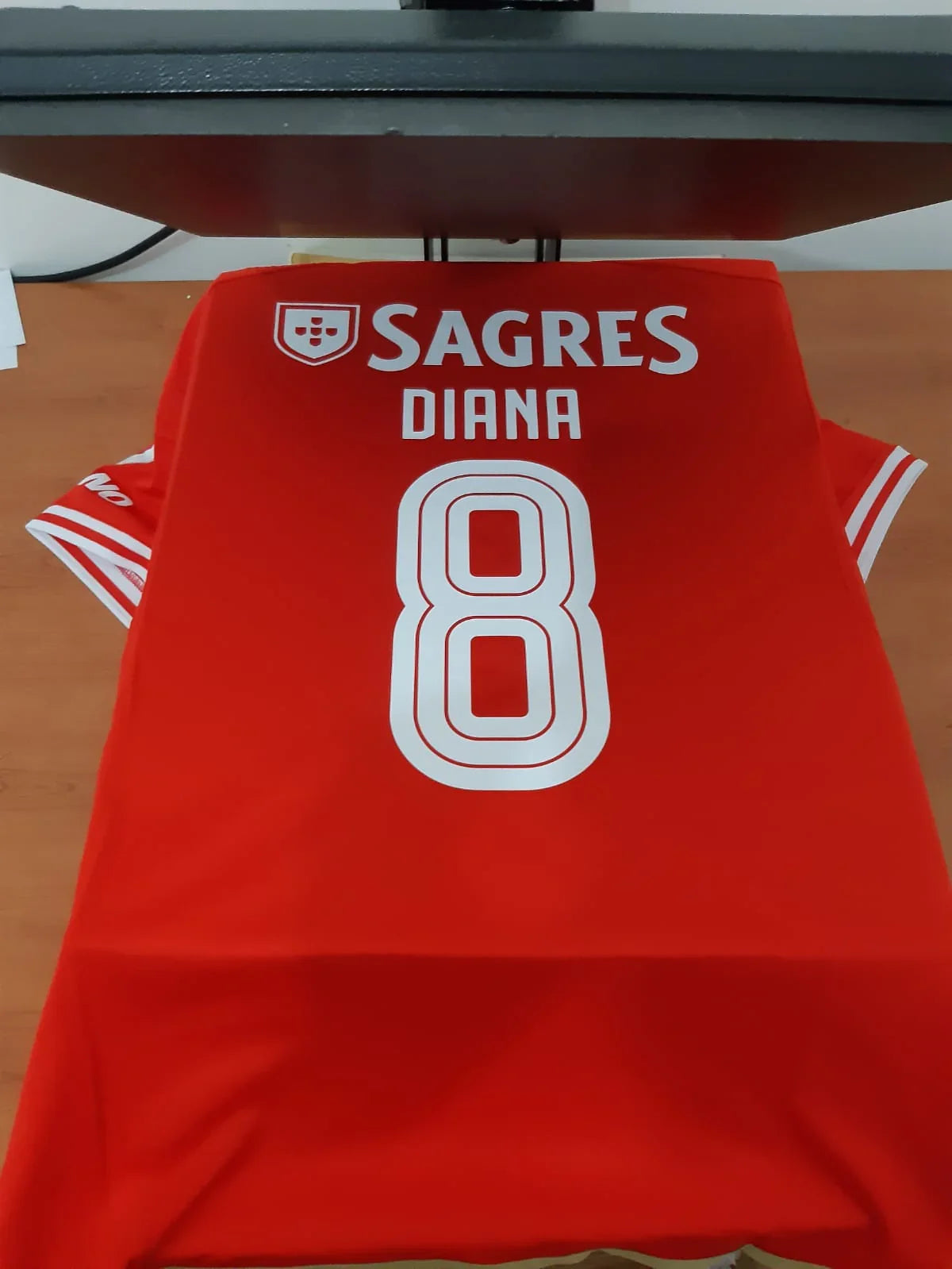 Exemplo de personalização nas costas da camisola do Benfica com nome e e número diana 8