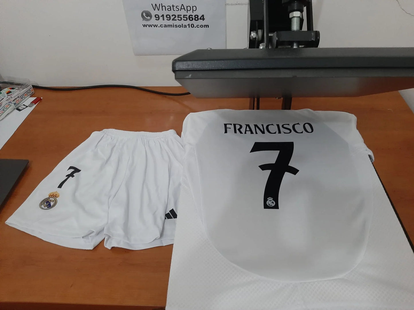 Detalhe das costas do kit de criança do Real Madrid com personalização FRANCISCO e número 7