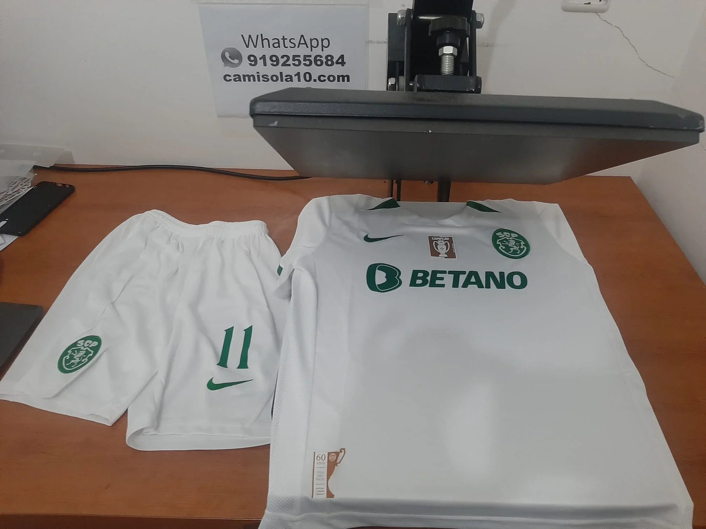 Vista frontal do Kit de criança Taça Das Taças Sporting CP 24/25 | Edição especial personalizado | Camisola 10 | Camisolas de futebol para adulto e criança, entregas em 2 a 3 dias  