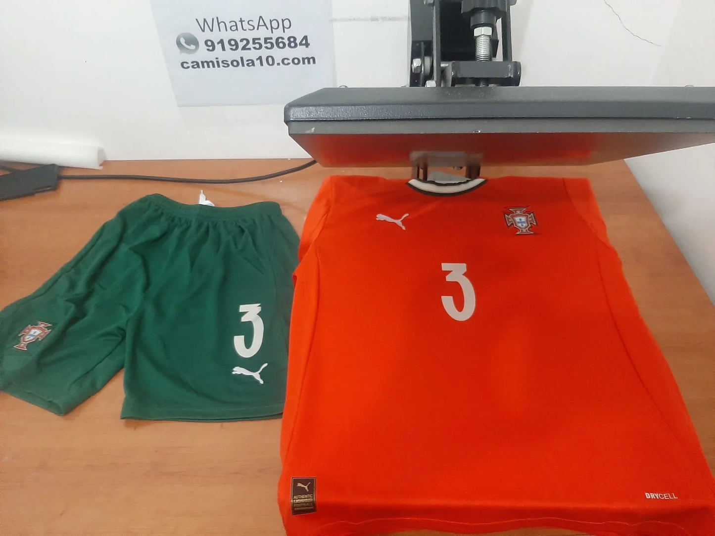 Vista frontal do Kit personalizado de criança Principal Portugal 2025 - Camisola 10 | Camisolas de futebol para adulto e criança, entregas em 2 a 3 dias 